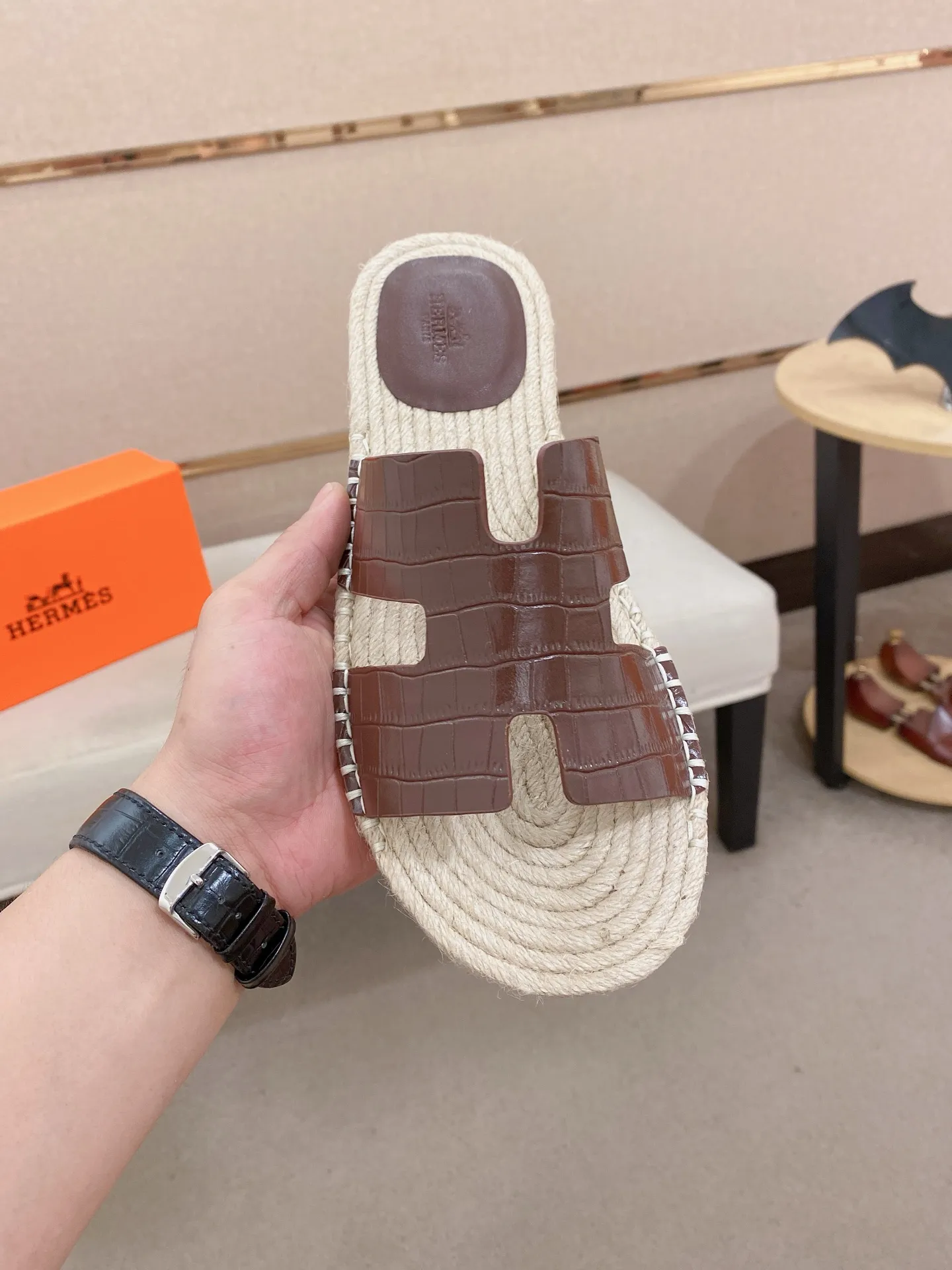 Factory price: 340💰high-end version. "HERMES" Hermès 💁♂️Men's casual slippers, compare the quality at the counter🧚🏿♂️ The upper is made of cowhide leather 🐊crocodile pattern workmanship, purely hand-drawn, raw rubber breathable and non-slip outsole, the inner is breathable and comfortable lambskin, the density is 100% comfortable, the original rubber outsole is wear-resistant and has a code number of 38-44. Can be customized 45-46-47💥🏆